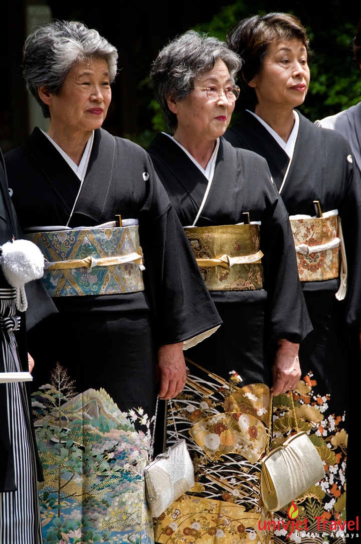 Черные кимоно куротомэсодэ